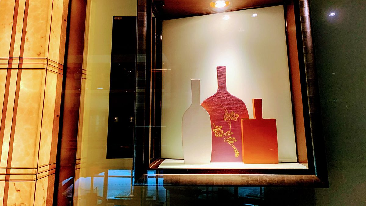 沅豐模具鄭永斌師傅以粿印模具為基底,於JR東日本大飯店宴會廳形塑具臺灣喜慶氛圍。(圖/台中市政府) 沅豐模具鄭永斌師傅以粿印模具為基底,於JR東日本大飯店宴會廳形塑具臺灣喜慶氛圍。(圖/台中市政府)