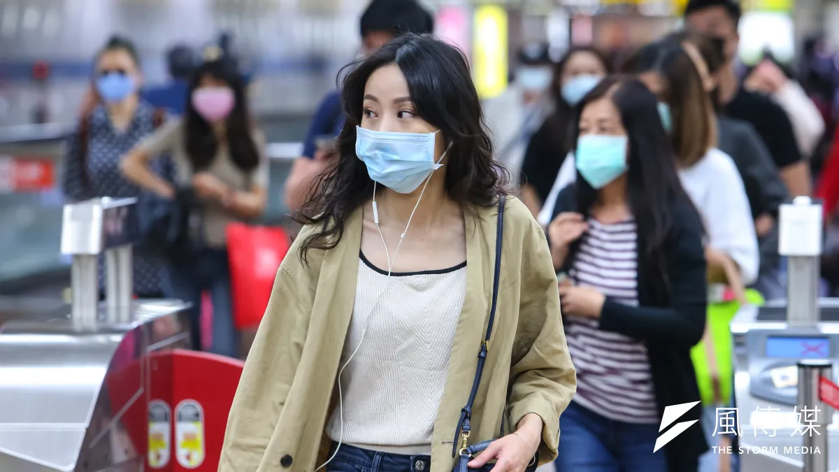 台灣疫情逐漸趨緩,許多民眾關心何時才能不用再戴口罩,對此,中華民國防疫學會榮譽理事長王任賢認為,直到全球疫情清零之前,民眾進入室內或人潮密集處時仍應戴口罩。示意圖。(資料照,顏麟宇攝)