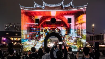 2024台北燈節延續2022燈節在北門展演光雕,閃耀西區夜晚。(圖/臺北市政府觀傳局提供)