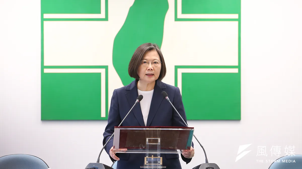 作者指出,1983年,總統蔡英文26歲,是蔡英文學術生涯非常不可思議卻關鍵的一年。如果可以證明為真,蔡英文就是學霸。如果不能證明為真,蔡英文就是騙子。(資料照,顏麟宇攝) 作者指出,1983年,總統蔡英文26歲,是蔡英文學術生涯非常不可思議卻關鍵的一年。如果可以證明為真,蔡英文就是學霸。如果不能證明為真,蔡英文就是騙子。(資料照,顏麟宇攝)