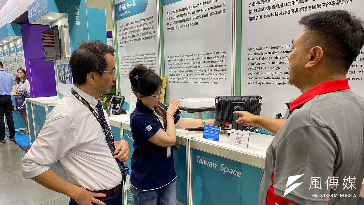 太空中心主任吳宜信參訪攸泰科技攤位(圖片來源:周岐原攝) 太空中心主任吳宜信參訪攸泰科技攤位(圖片來源:周岐原攝)