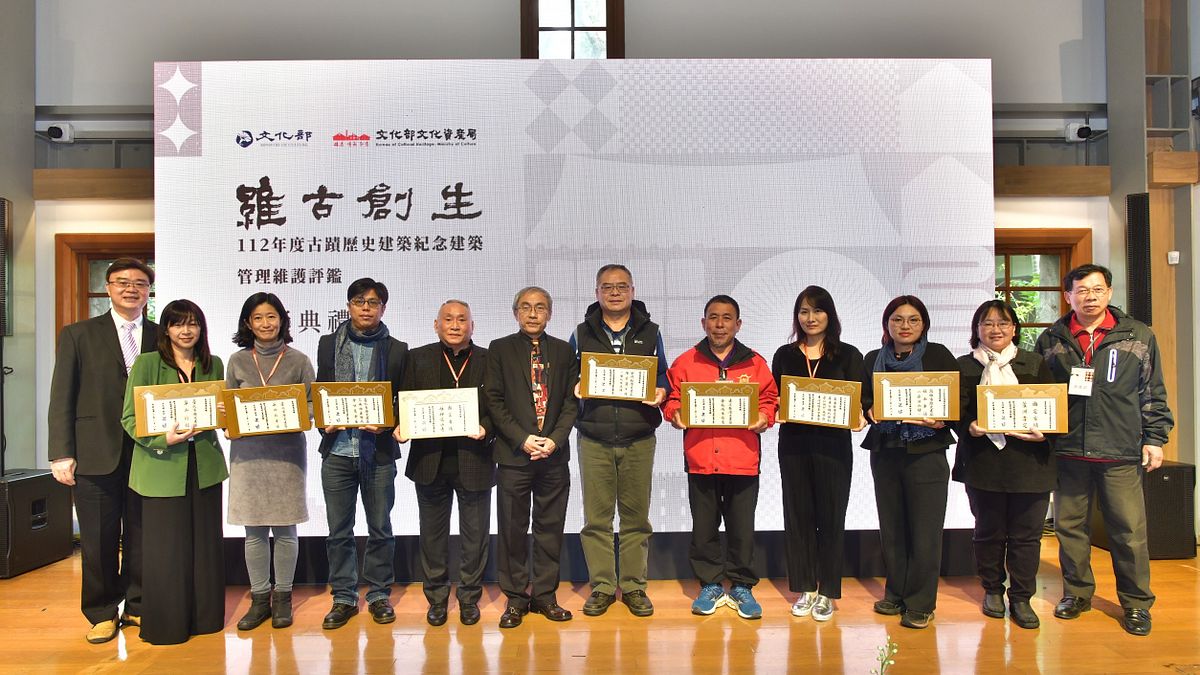 文化部文化資產局局長陳濟民(左6)、文化部文化資產局副局長粘振裕(左1)及金門縣文化局局長呂坤和(右1)與入選個案代表合影。(圖/文化部提供) 文化部文化資產局局長陳濟民(左6)、文化部文化資產局副局長粘振裕(左1)及金門縣文化局局長呂坤和(右1)與入選個案代表合影。(圖/文化部提供)