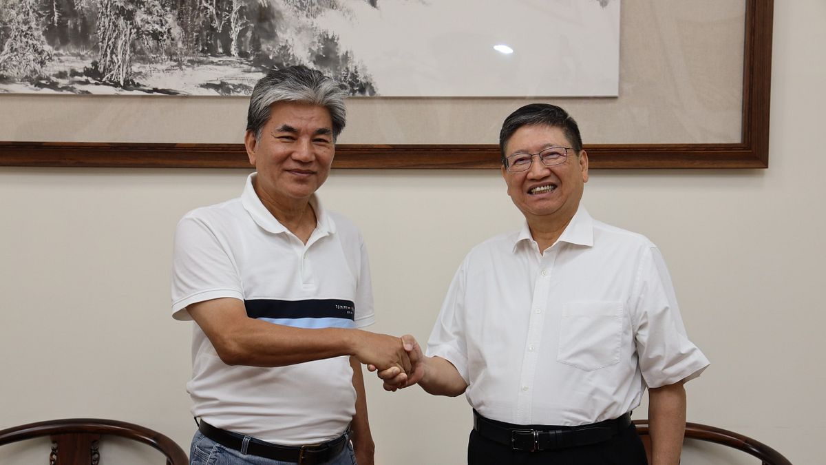 新竹縣長楊文科(右)敦聘台大土木系教授李鴻源等專家,擔任縣府專案小組最高顧問。(圖/新竹縣政府提供) 新竹縣長楊文科(右)敦聘台大土木系教授李鴻源等專家,擔任縣府專案小組最高顧問。(圖/新竹縣政府提供)