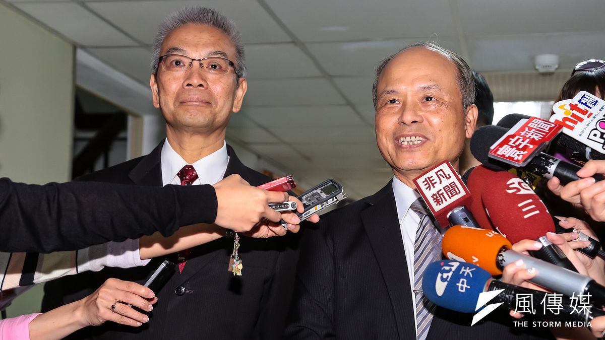 現任財政部長張盛和(右)與準財長、現任財政部常次許虞哲(左)20日一同出席記者會。(顏麟宇攝) 現任財政部長張盛和(右)與準財長、現任財政部常次許虞哲(左)20日一同出席記者會。(顏麟宇攝)