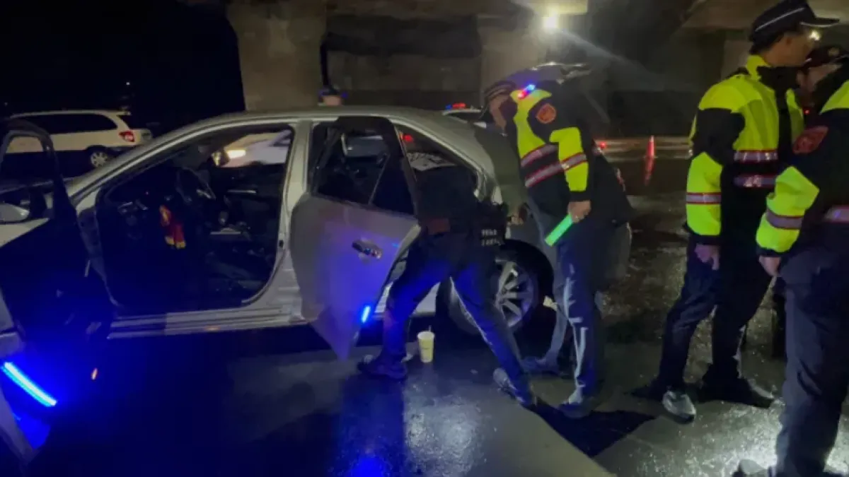 警方臨檢時聞到車內濃濃異味,在中央扶手上查獲K盤。(圖/翻攝自記者爆料網)