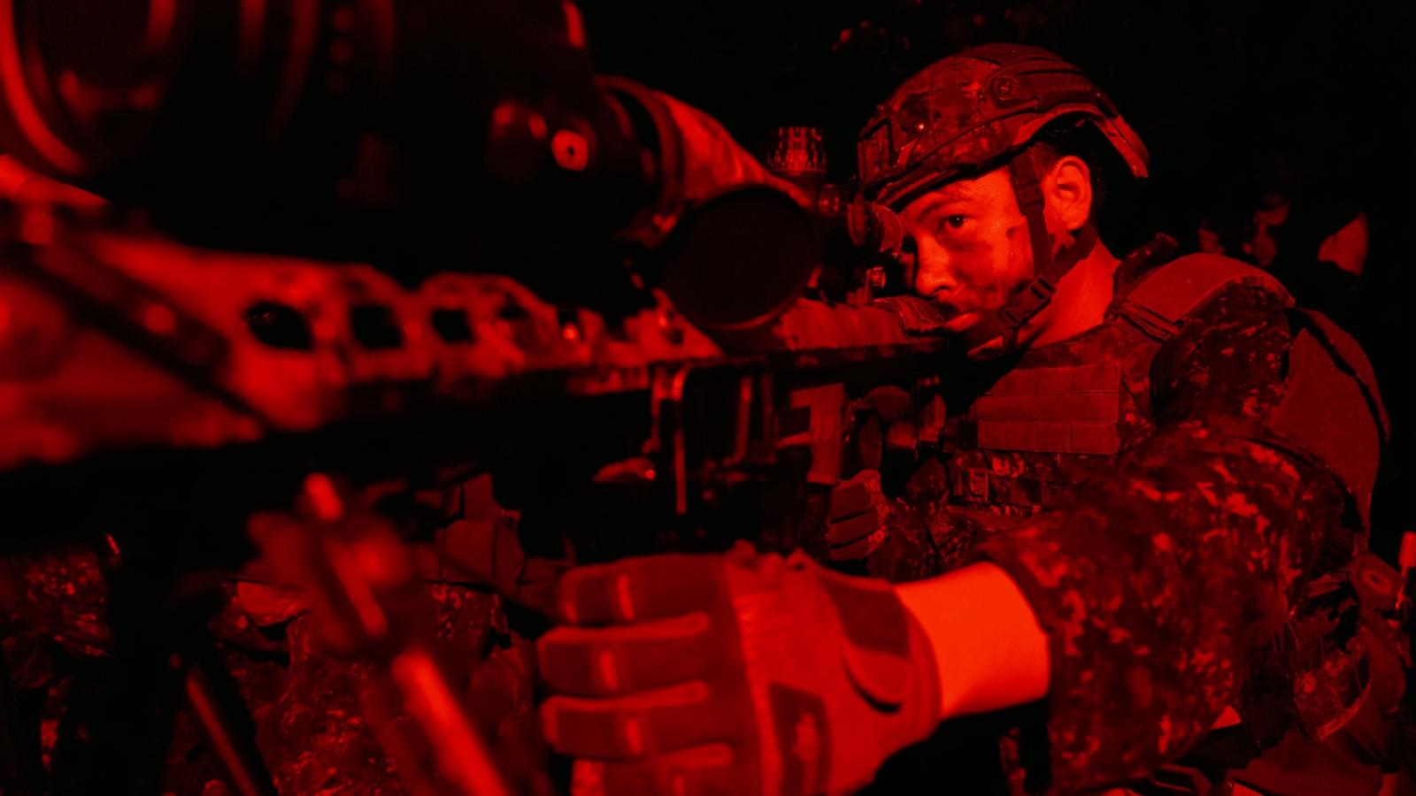 漢光演習》夜間狙殺敵軍高階要員!陸軍特戰隊摸黑伏擊 在交通要道癱瘓敵裝甲車隊
