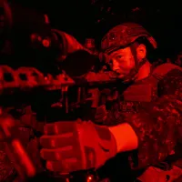 台湾軍の「漢光42号」実動演習で、大口径狙撃銃を使用して敵の指揮車両を狙撃する特殊作戦部隊の隊員。(写真/国防部提供) 台湾軍の「漢光42号」実動演習で、大口径狙撃銃を使用して敵の指揮車両を狙撃する特殊作戦部隊の隊員。(写真/国防部提供)