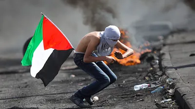 為了得知反抗組織成員資訊與地底隧道位置,以色列軍隊不擇手段逼迫當地居民。圖為先前與以色列軍警展開暴力衝突的巴勒斯坦青年。(美聯社)