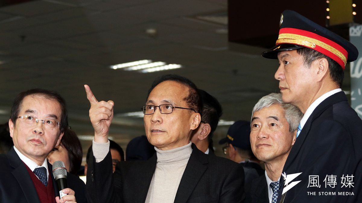 春節連假將至,行政院長林全與交通部長賀陳旦今(26)日前往視察春節運輸的情況。(蘇仲泓攝) 春節連假將至,行政院長林全與交通部長賀陳旦今(26)日前往視察春節運輸的情況。(蘇仲泓攝)