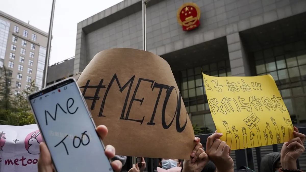 中國「#MeToo」運動,許多民眾在寒冷冬天走向街頭,聲援「周曉璇訴朱軍案」。(AP)