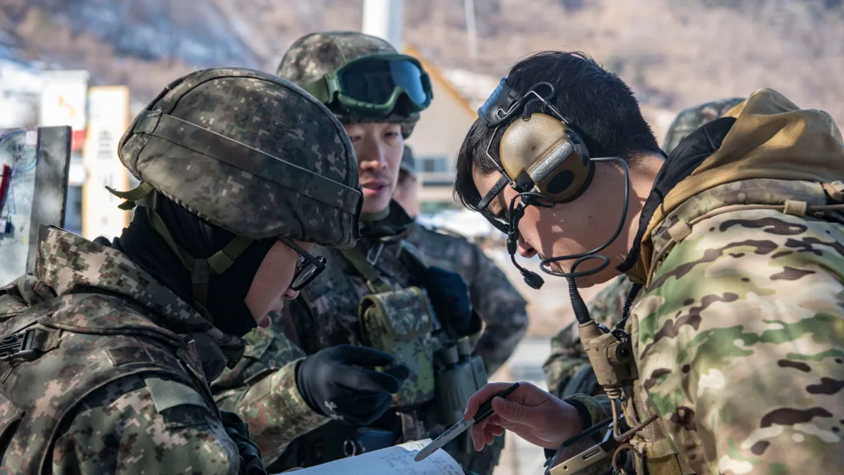 南韓烏山基地內的美軍官兵與南韓軍人正在交換意見。(翻攝自駐韓美軍粉專)