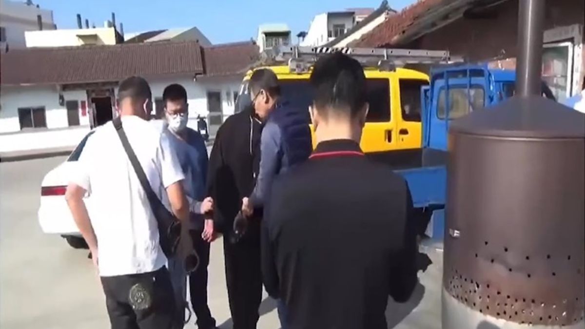 賴男和張男雙雙被逮。(圖/翻攝自記者爆料網) 賴男和張男雙雙被逮。(圖/翻攝自記者爆料網)