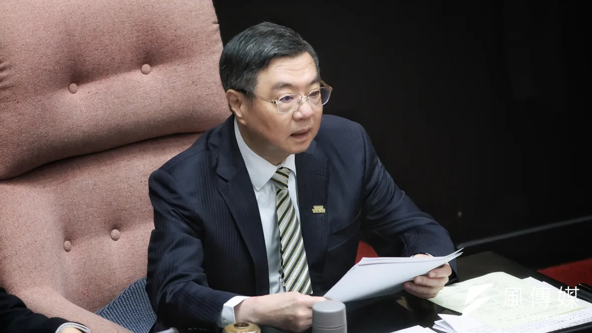 立法院日前三讀修正《財政收支劃分法》(財劃法)部分條文,此舉引發行政院的強烈反彈。行政院長卓榮泰公開表示「訝異與遺憾」,並批評此修法可能造成更大的問題,甚至使政府總預算無法編列;面對在野黨團的動作,卓榮泰強調,行政院將會「全面迎戰」,並將推出行政院版本的草案,力求提出更均衡公平、縮短城鄉差距的財劃法才是因應之道。此修法不僅牽動中央與立法院的權力角力,更已對地方政府的財政編列產生實質壓力,部分縣市如台中市,已面臨上百億元的預算缺口,必須研議舉債籌措財源。(柯承惠攝)