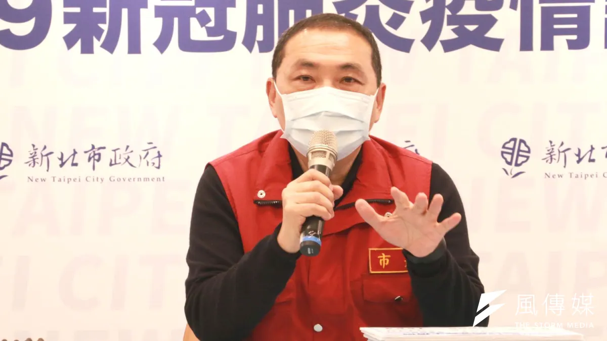 新北市長侯友宜在今(3)日防疫記者會上,再度呼籲中央思考讓新北先行居隔轉型,讓人力擺在對的地方,保全醫療量能。(圖/李梅瑛攝)