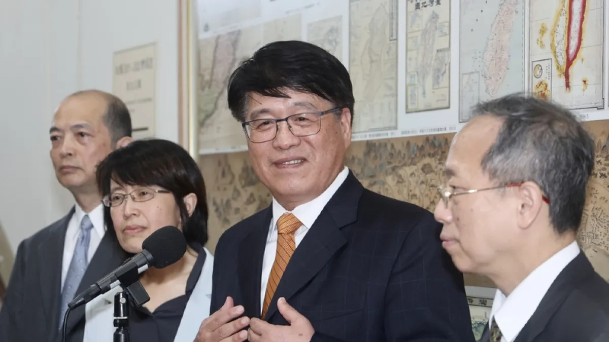 中選會主委游盈隆(右2)表示,原大陸地區人民申請登記為候選人,將查是否繳附喪失原籍證明起在台灣設籍滿10年;這是尊重陸委會對陸配的重新規定(中央社)