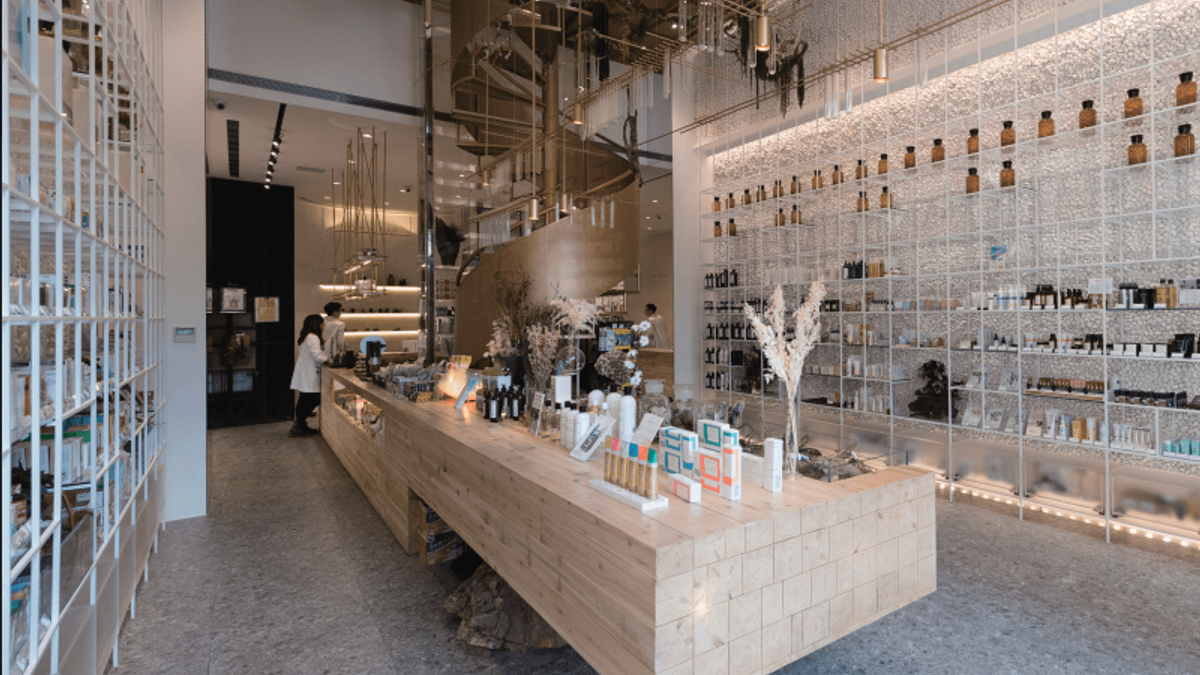 高雅的裝潢、明亮開闊的陳列,不仔細看絕對不會注意到這是家藥局!執行長翻新傳統行業風貌,想藉此告訴大家,傳遞健康其實也是一種風格。(圖/WE PEOPLE提供) 高雅的裝潢、明亮開闊的陳列,不仔細看絕對不會注意到這是家藥局!執行長翻新傳統行業風貌,想藉此告訴大家,傳遞健康其實也是一種風格。(圖/WE PEOPLE提供)