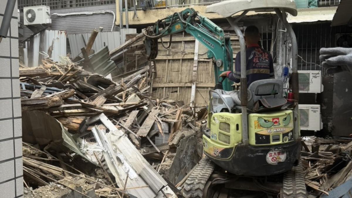 豪雨釀鹽埕老屋坍塌 工務局急排危險構造、限期拆除