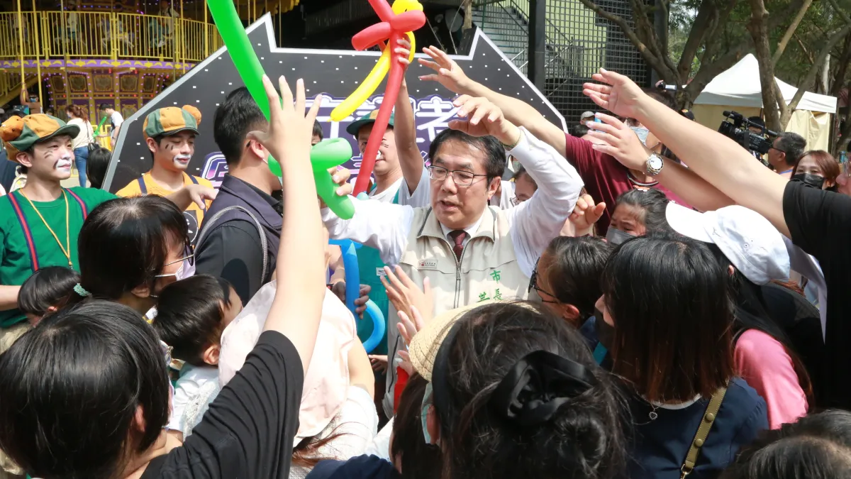 台南市長黃偉哲出席「春遊頑皮和動物一起童樂會」活動,與親子同樂。(圖/台南市府提供)