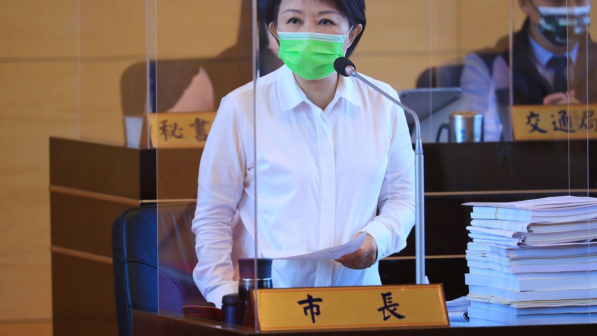 台中市長盧秀燕答覆議員針對針對疑似不適任教師處理,她認為不能以調動到其他學校當作解決辦法,應就個案現況進行處理。(圖/台中市政府) 台中市長盧秀燕答覆議員針對針對疑似不適任教師處理,她認為不能以調動到其他學校當作解決辦法,應就個案現況進行處理。(圖/台中市政府)