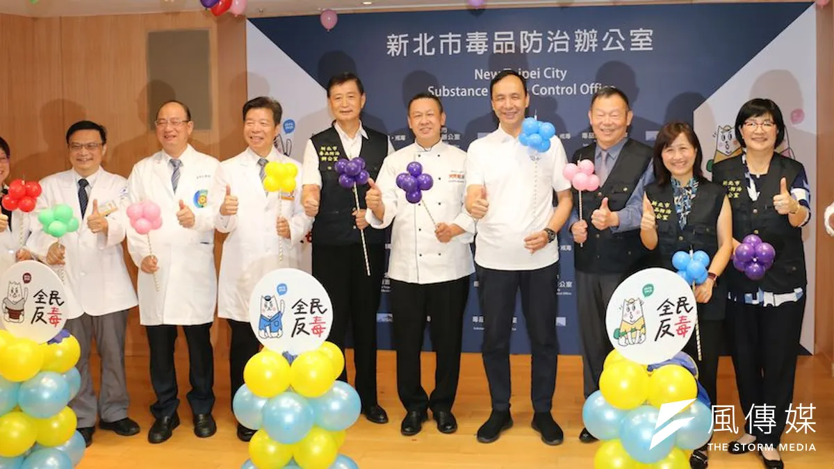 在廚師、藥師、醫師、好樂迪KTV、旅館民宿等業者代表響應下,由新北市長朱立倫(右五)領軍共同宣誓「全民反毒3行動」。(圖/李梅瑛攝)