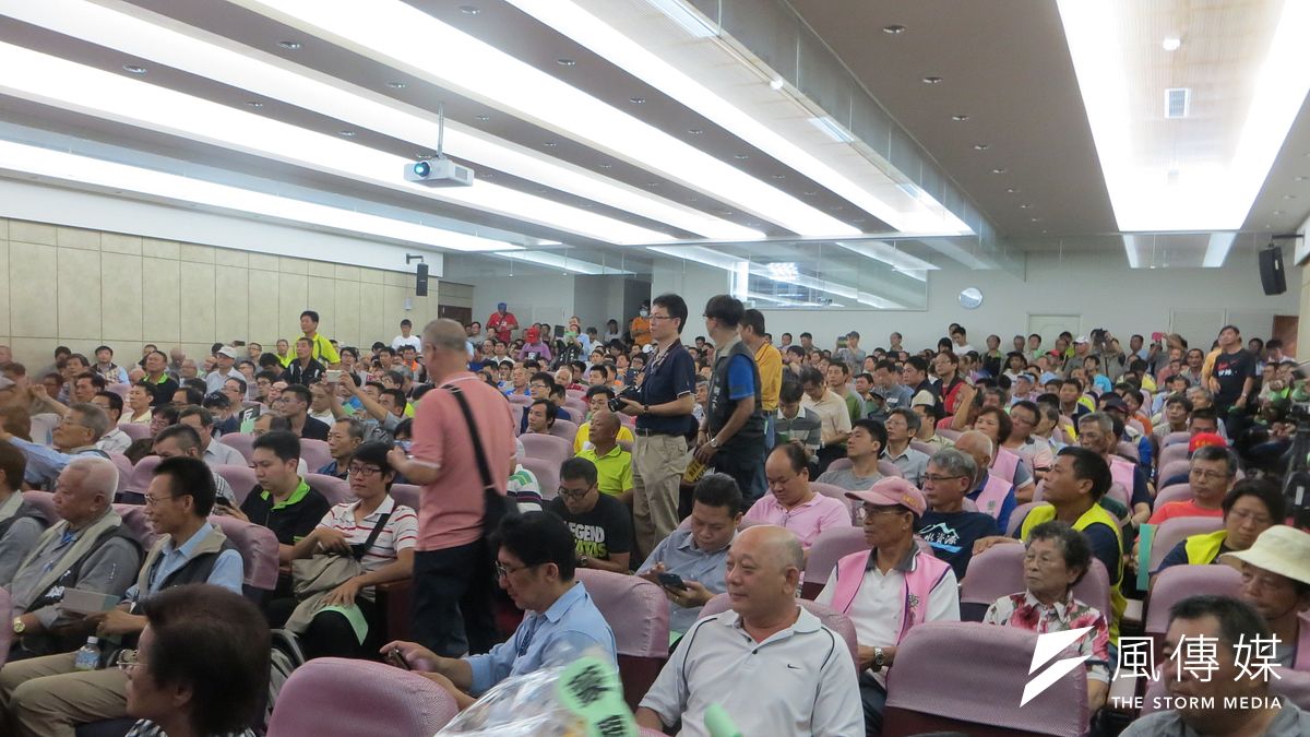 「堆置於封閉式建築物內」設置標準公聽會場擠得水洩不通,環保團體與以中鋼產業工會為主的產業界反對意見,在會中箭拔弩張、針鋒相對。(楊伯祿攝) 「堆置於封閉式建築物內」設置標準公聽會場擠得水洩不通,環保團體與以中鋼產業工會為主的產業界反對意見,在會中箭拔弩張、針鋒相對。(楊伯祿攝)