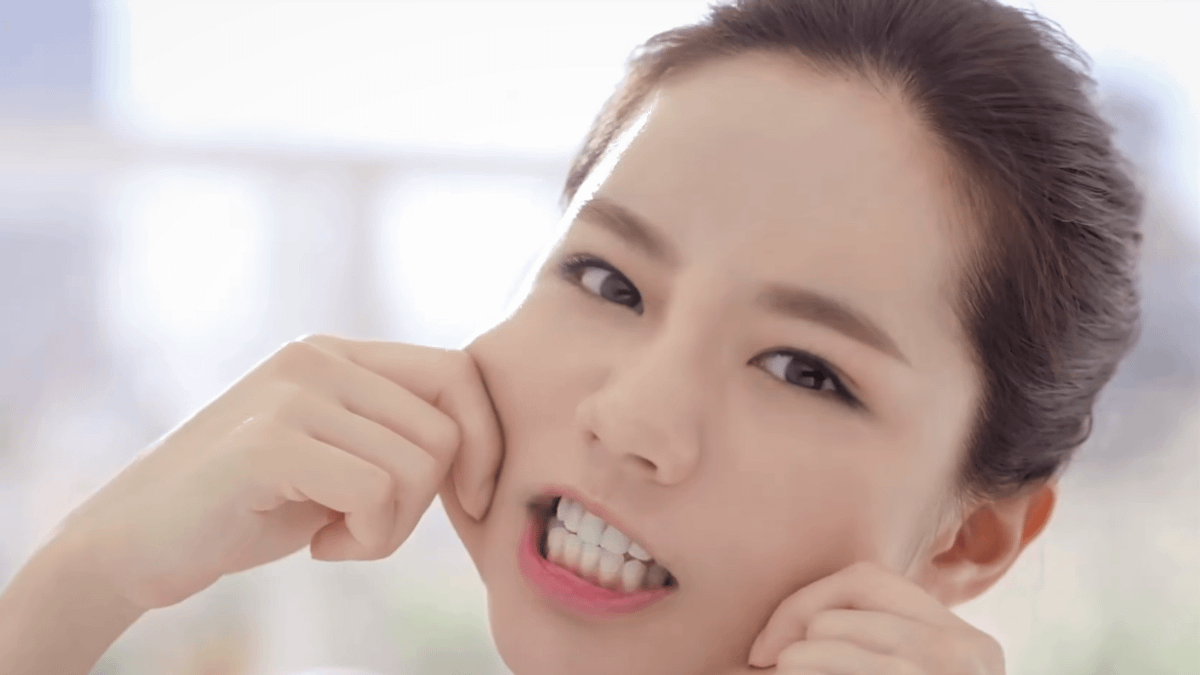 毛孔粗大是因為太長擠粉刺嗎?醫師公開台灣人都誤解的保養真相。(圖/取自youtube) 毛孔粗大是因為太長擠粉刺嗎?醫師公開台灣人都誤解的保養真相。(圖/取自youtube)