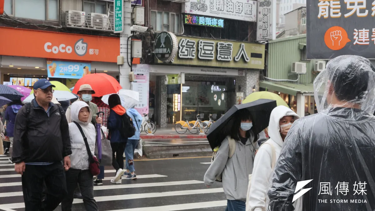 罷免團體志工在街頭宣傳罷免連署。(資料照,柯承惠攝)