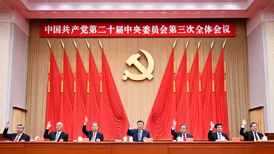 中共20屆三中全會於2024年7月15日至18日在北京舉行。圖為習近平、李強、趙樂際、王滬寧、蔡奇、丁薛祥、李希等在主席台上。(新華社)