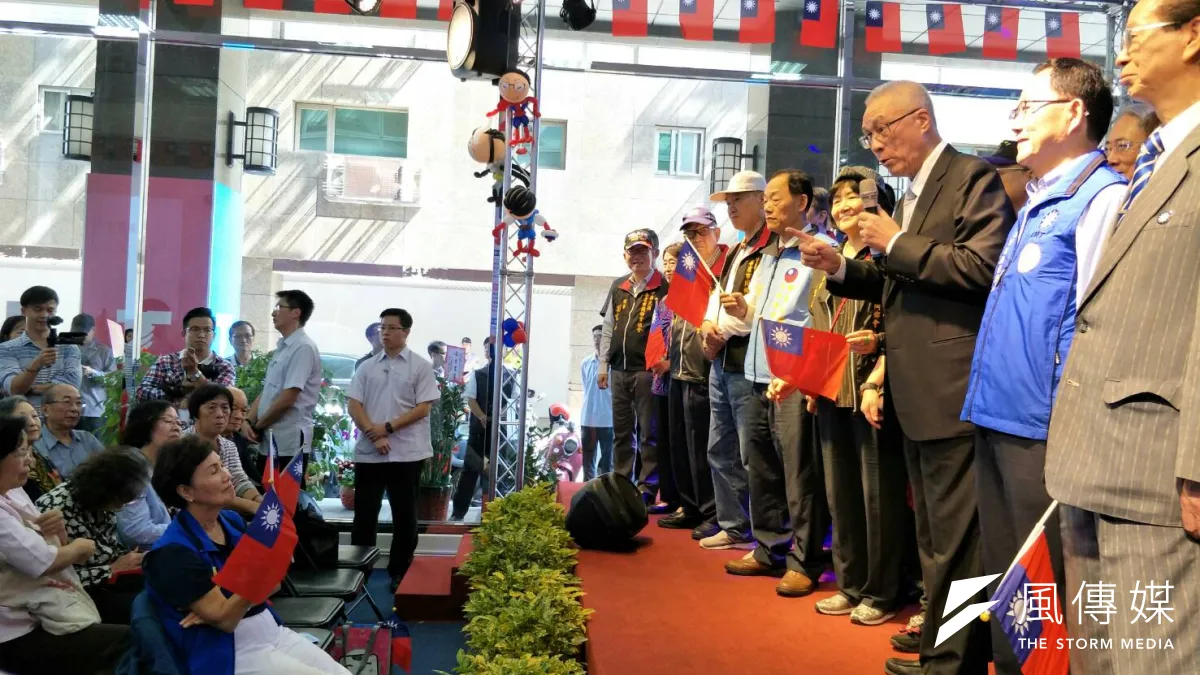 為衝刺選前最後一個月,國民黨立委候選人丁守中近日密集成立台北市各區後援會,今日又成立大陸各省市同鄉會後援會,邀請吳敦義、前總統馬英九大姊馬以南、前國民黨主席洪秀柱等人站台加持,讓競選總部擠進近400人。(周怡孜攝)