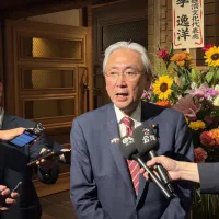 日台友好議連の古屋圭司会長は、現行の日本の教科書が台湾と中国を同色で表記し、さらには両国の旅行者数などのデータを合算している点を指摘し、是正を求めていくと表明した。(黄信維撮影) 日台友好議連の古屋圭司会長は、現行の日本の教科書が台湾と中国を同色で表記し、さらには両国の旅行者数などのデータを合算している点を指摘し、是正を求めていくと表明した。(黄信維撮影)