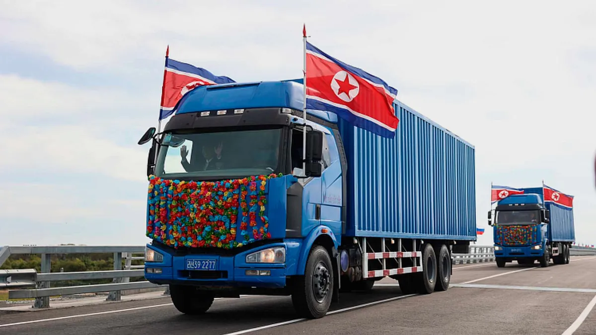 2026年9月7日,北韓卡車駛過俄羅斯濱海邊疆區圖曼納亞河上新建的、連接俄羅斯和北韓的橋樑。(美聯社)