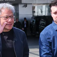 NVIDIA・CEOの黄仁勲氏は、自動運転車がロボット技術の商業化における最初のシナリオであると指摘し、ベンツとの協力による自動運転車ソリューションを紹介した。さらに、最近ヒューマノイドロボットAIモデル「Cosmos」を発表し、新たな技術革命の波に乗り出したことを示した。(顔麟宇 撮影) NVIDIA・CEOの黄仁勲氏は、自動運転車がロボット技術の商業化における最初のシナリオであると指摘し、ベンツとの協力による自動運転車ソリューションを紹介した。さらに、最近ヒューマノイドロボットAIモデル「Cosmos」を発表し、新たな技術革命の波に乗り出したことを示した。(顔麟宇 撮影)