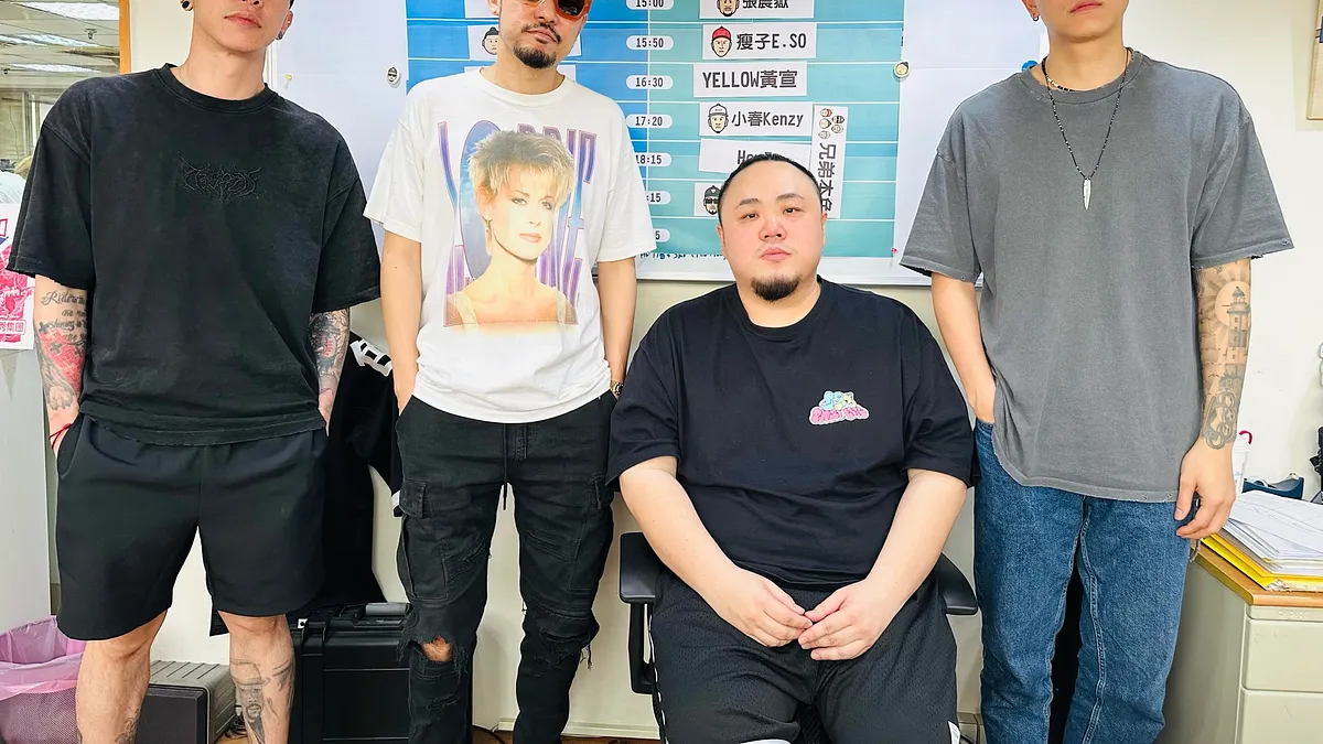 左起:小春KENZY、MC HotDog熱狗、大淵MUTA、瘦子E.SO密謀竄改節目單,掀本色之亂(照片提供:本色音樂) 左起:小春KENZY、MC HotDog熱狗、大淵MUTA、瘦子E.SO密謀竄改節目單,掀本色之亂(照片提供:本色音樂)