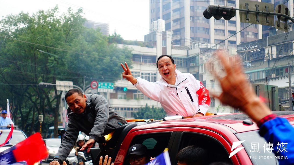 新北市長朱立倫(右)下午與新北市長候選人侯友宜(左)首度合體車隊掃街,狂掃新店藍營票倉區。(羅暐智攝) 新北市長朱立倫(右)下午與新北市長候選人侯友宜(左)首度合體車隊掃街,狂掃新店藍營票倉區。(羅暐智攝)