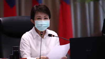 台中市長盧秀燕在市政會議中宣布,全市高中職以下師生將一律在學校施打疫苗。(圖/台中市政府提供)