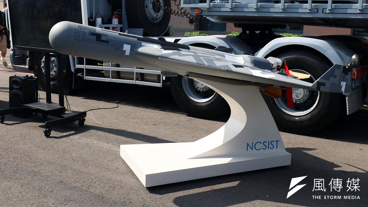 中科院自去年起接連舉辦無人機研發成果展示,足見無人機在台海作戰的關鍵性。圖為劍翔無人機,這也是國軍現役經曝光的唯一「攻擊型無人機」。(資料照,蘇仲泓攝) 中科院自去年起接連舉辦無人機研發成果展示,足見無人機在台海作戰的關鍵性。圖為劍翔無人機,這也是國軍現役經曝光的唯一「攻擊型無人機」。(資料照,蘇仲泓攝)