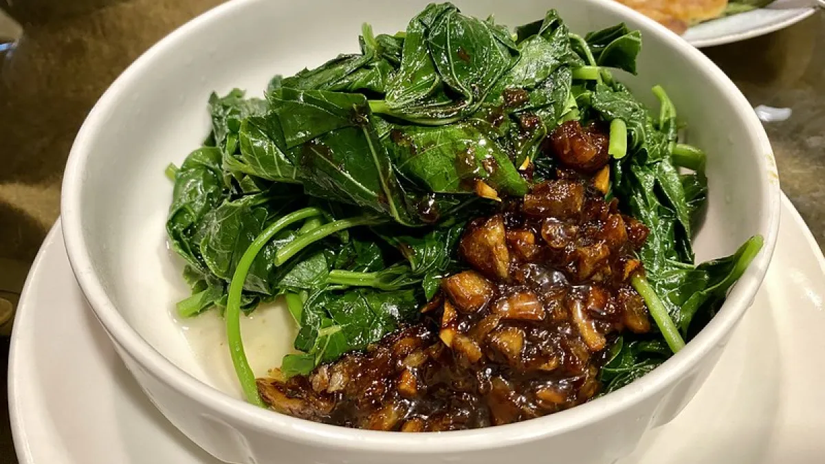 地瓜葉怎麼炒才好吃?內行人分享炒地瓜葉的做法,加入葉柄吃起來清甜又脆口。(示意圖/取自bryan...@flickr)