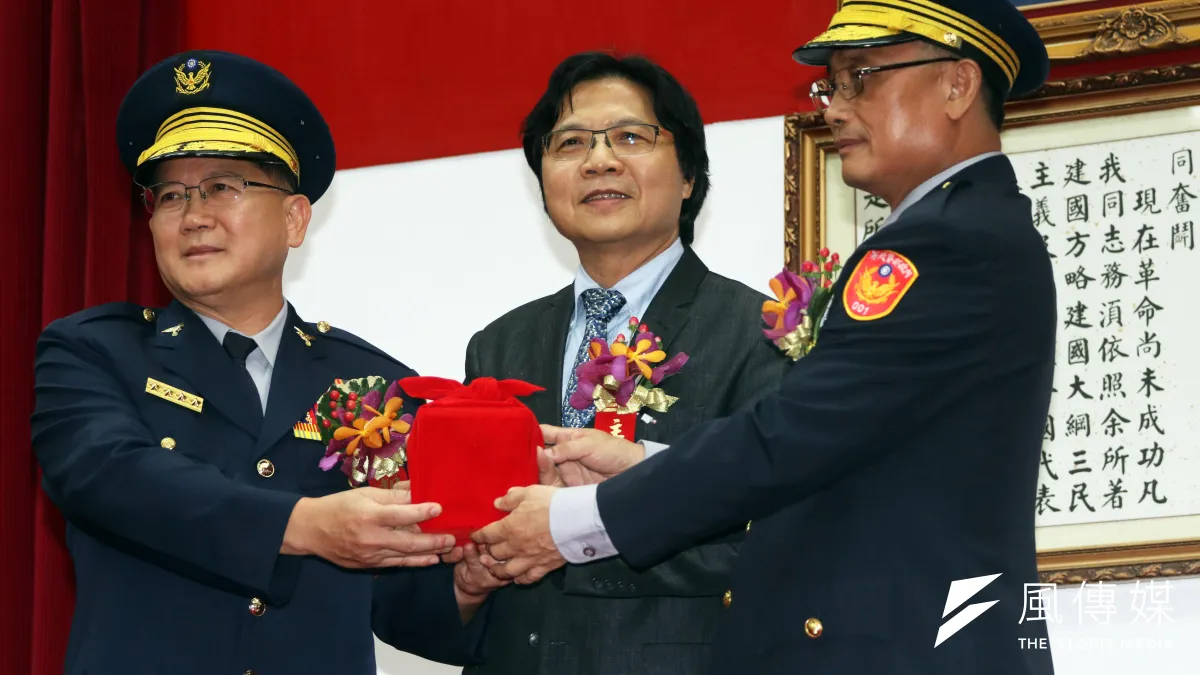 警政署21日舉行新、卸任署長交接典禮,由內政部長葉俊榮(中)主持,卸任警政署長陳國恩(左)將印信交給新任警政署長陳家欽(右)。(蘇仲泓攝)