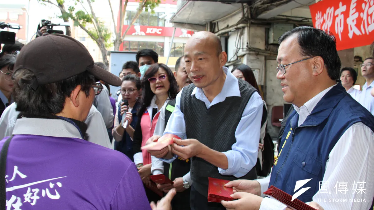 高雄市長韓國瑜致贈豬年小紅包以及水果禮盒,慰勉終年辛勞的清潔隊員們。(圖/徐炳文攝)