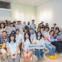 高雄市長候選人柯志恩高雄學生民主聯盟策畫的「2026高雄青年新市代-市長候選人論壇」,與近40名青年學生面對面交流。(圖/柯志恩競總提供) 高雄市長候選人柯志恩高雄學生民主聯盟策畫的「2026高雄青年新市代-市長候選人論壇」,與近40名青年學生面對面交流。(圖/柯志恩競總提供)