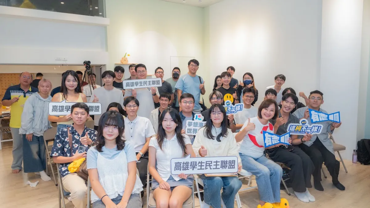 高雄市長候選人柯志恩高雄學生民主聯盟策畫的「2026高雄青年新市代-市長候選人論壇」,與近40名青年學生面對面交流。(圖/柯志恩競總提供)