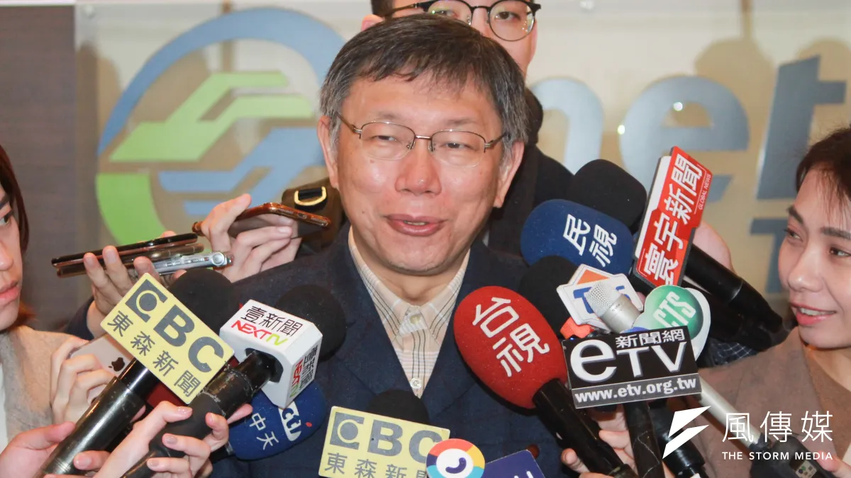 台北市長柯文哲9日上午出席「北市府首長領航共識營」,會後受訪談及新北市長侯友宜將訪北市府。(方炳超攝)