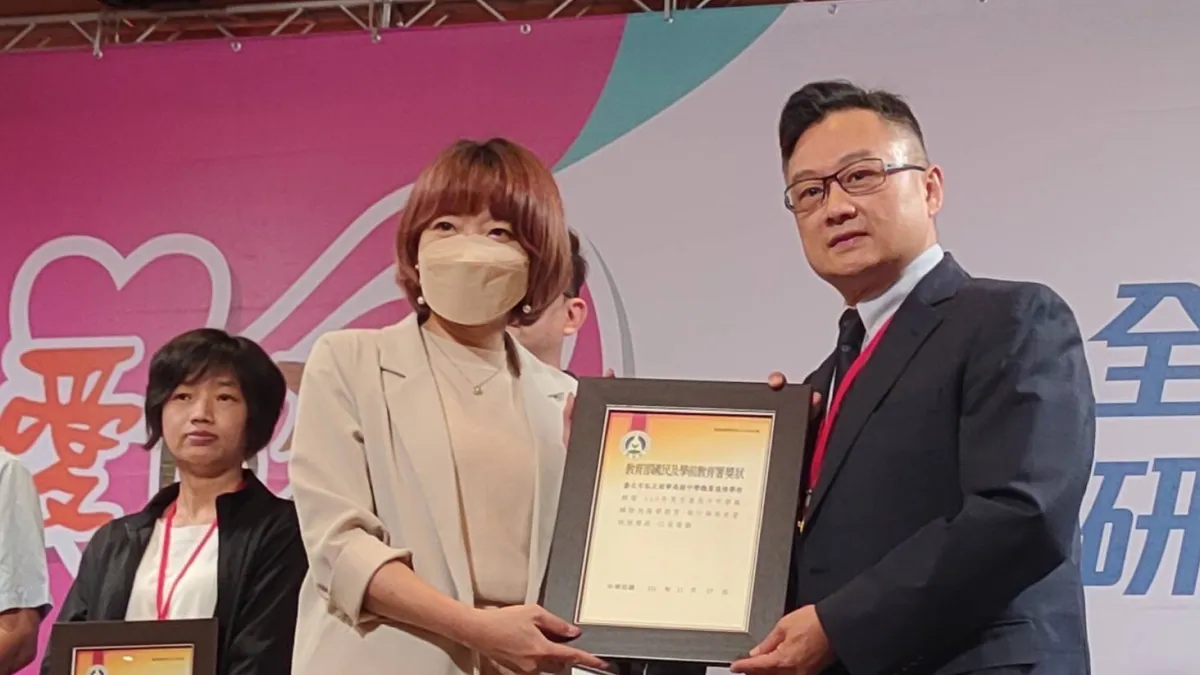 南華高中莊惠安校長(右),堅持初衷「不放棄任何一個孩子」,看見孩子的改變就是前進最大的動力。(圖/南華高中提供)