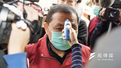 因應武漢肺炎疫情,新北市進行防疫演練並展示裝備,市長侯友宜戴口罩出席視察並量體溫。(盧逸峰攝)