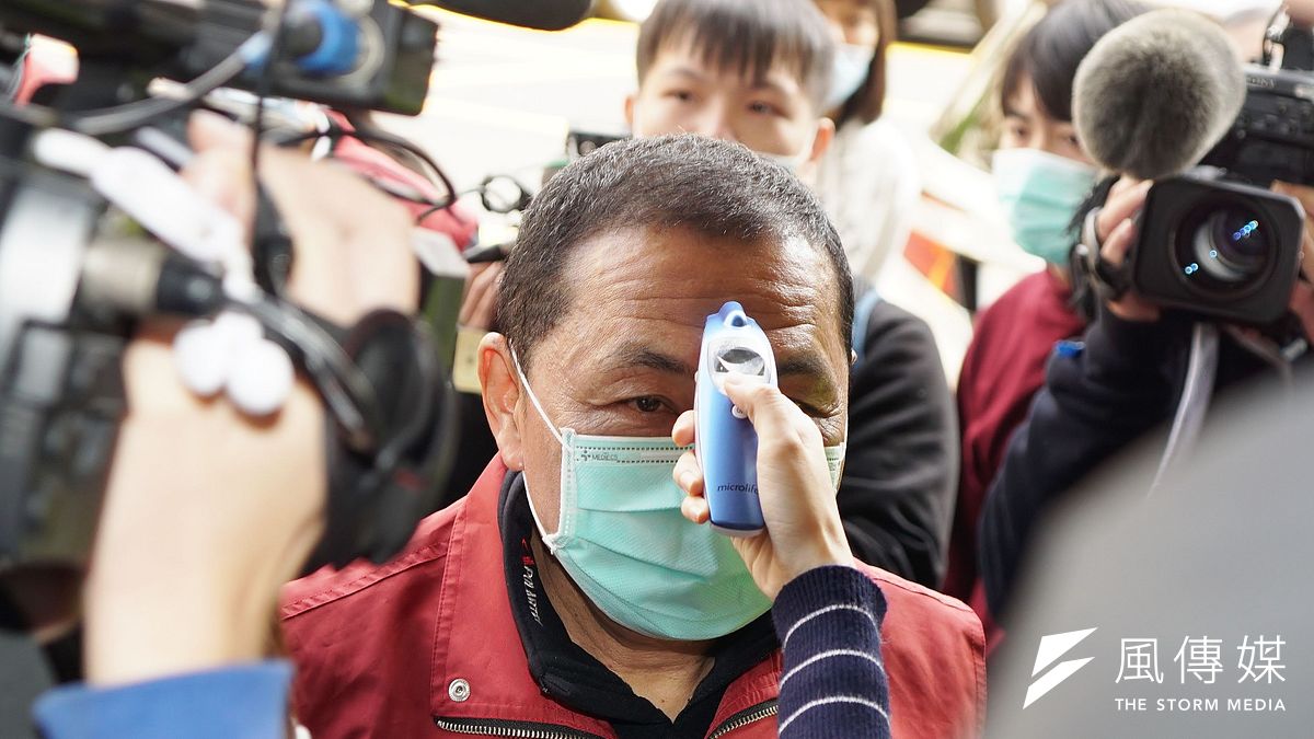 口罩之亂持續延燒,侯友宜日前前往超商實測,跑了7、8間店買不到,反遭民進黨立委郭國文批評「作秀」,還稱「侯友宜戴口罩是錯誤示範引發社會恐慌」。(資料照,盧逸峰攝) 口罩之亂持續延燒,侯友宜日前前往超商實測,跑了7、8間店買不到,反遭民進黨立委郭國文批評「作秀」,還稱「侯友宜戴口罩是錯誤示範引發社會恐慌」。(資料照,盧逸峰攝)