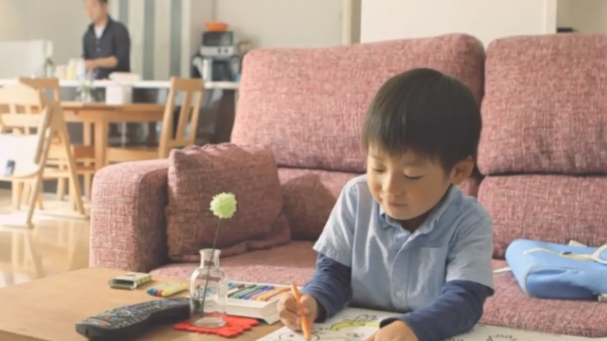 許多傾向讓孩子自學的家長,都有較大的寬容度、對於孩子充滿理解,也對教育有獨立自由的觀點。(圖/取自youtube)