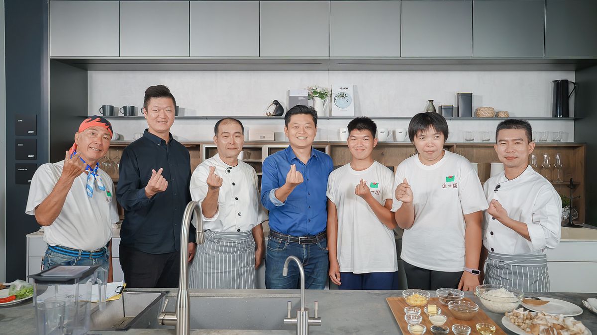 饗賓集團總經理陳毅航與台南市府攜手做公益,共同替蓮心園庇護農藝工場募款。(圖/台南市府提供) 饗賓集團總經理陳毅航與台南市府攜手做公益,共同替蓮心園庇護農藝工場募款。(圖/台南市府提供)