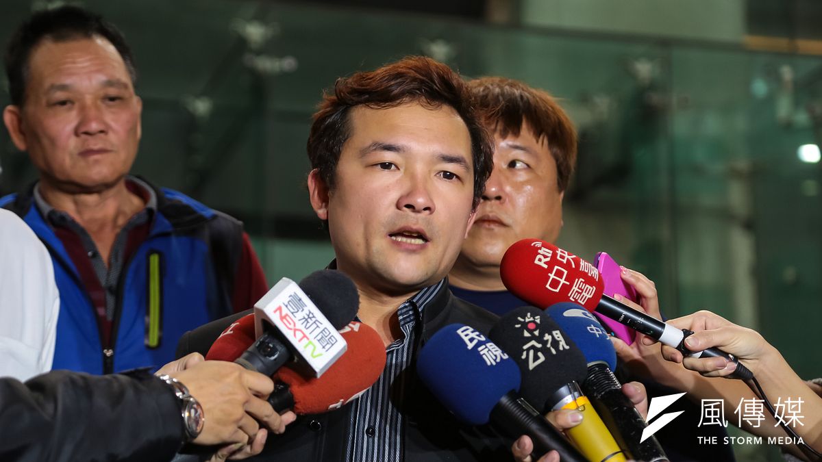 靠行友力通運公司的駕駛邱建增與交通部協調後,接受媒體聯訪。(顏麟宇攝) 靠行友力通運公司的駕駛邱建增與交通部協調後,接受媒體聯訪。(顏麟宇攝)