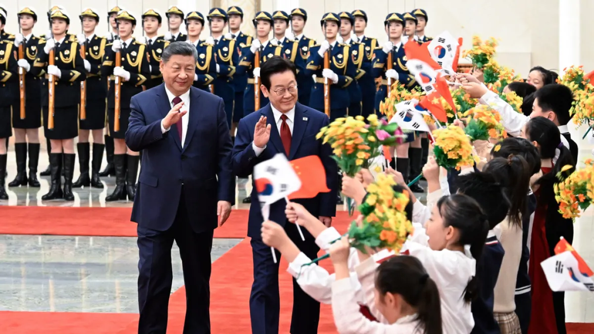 目前正在中國訪問的南韓總統李在明(中),獲得習近平高規格接待。(美聯社)