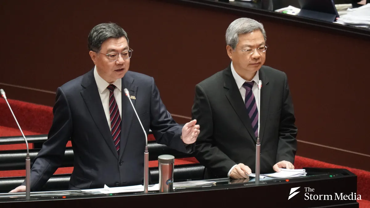 Premier Cho Jung-tai (left) appears before the Legislature for questioning, alongside Economics Minister Kuo Ming-hsin (right). (Photo: Tsai Chin-chieh)